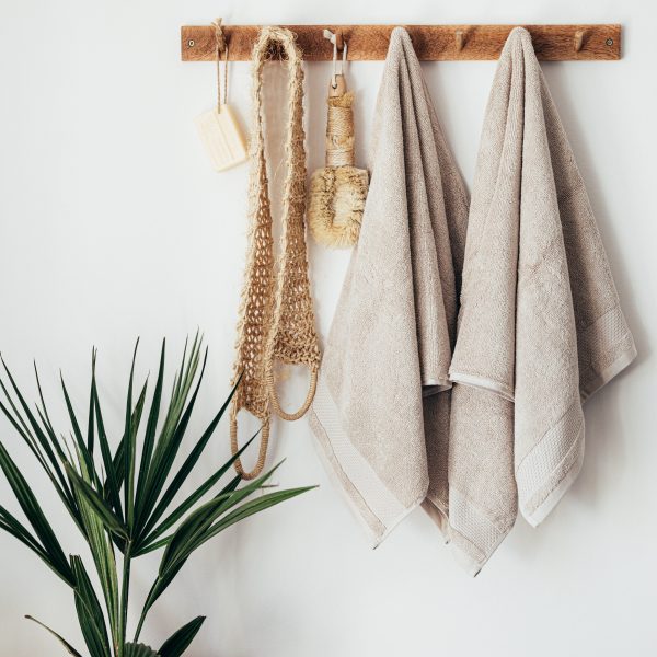 serviettes beiges suspendues paterre